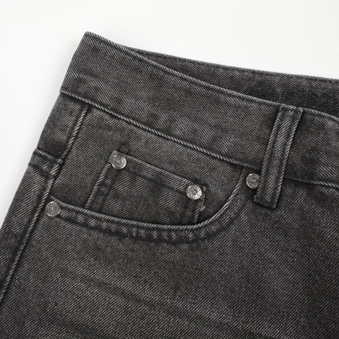 P280 Chrome Hearts city-limited flame black and white leather jeans need to be washed after the finished product is disassembled and hand-made with sheepskin cross leather and then spliced ​​together. The whole piece has too many craftsmanship to explain. The cabinet price is 34W+, the patchwork is decorated with cross flowers, and the high-waisted washed jeans! ! Absolutely high-end luxury products, 8W+ level god-level single products, super popular products, made with top heavy industry, a magic weapon that cannot be missed. About Kroxin This is an extremely luxurious fashion brand, which can also be called the aristocrats of the high street. It has always been an exclusive brand for some hipsters or rich second generation. Compared with ordinary high streets, it is more luxurious and noble. Compared with luxury brands, it has a more fashionable personality and has always been a brand that I have a special liking for. Size: 28 30 32 34 (corresponds to S-XL) Size chart: 28 Waist 76 Pants length 104 Hips 98 30 Waist 80 Pants length 105 Hips 102 32 Waist 84 Pants length 106 Hips 106 34 Waist 88 Pants length 107 Hips 110